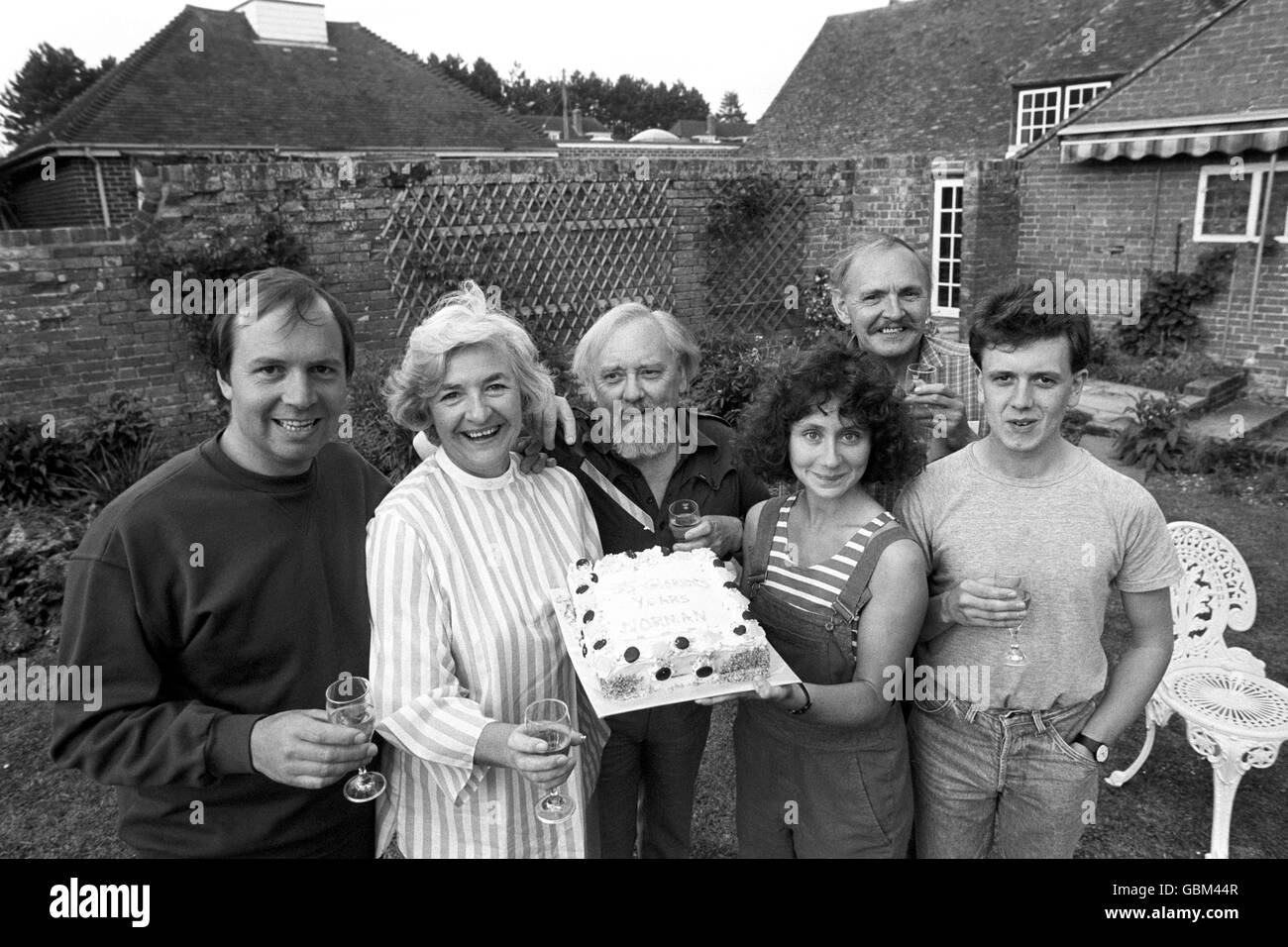 Les membres de la série radio la plus longue de Grande-Bretagne, "les Archers", qui doit être mis sur scène pour la première fois, dans le village de Bagnor près de Newbury, Berkshire.Le drame, « les Archers Live à Ambridge », se tiendra du 18 juin au 13 juillet.Parmi les acteurs figurent (de gauche à droite) les habitués Charles Collingwood (qui joue Brian Aldridge), Patricia Greene (Jill Archer), Norman Painting (Phil Archer),Et Alison Dowling (Elizabeth Archer) ainsi que Norman Jones (Jack Woolley) et David Parfitt (Nigel Pargetter) qui ne sont pas dans l'émission de radio mais ont été amenés à remplacer Banque D'Images