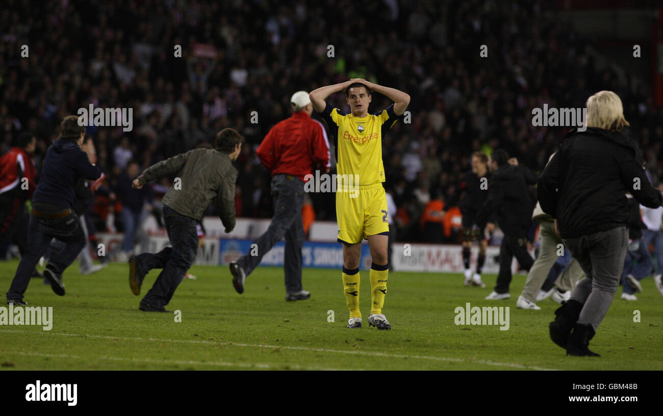 Eddie Nolan, de Preston North End, montre sa déjection tandis que les fans de Sheffield United envahissent le terrain en célébration lors du championnat Coca-Cola, de la demi-finale de Play off, second Leg à Bramall Lane, Sheffield. Banque D'Images