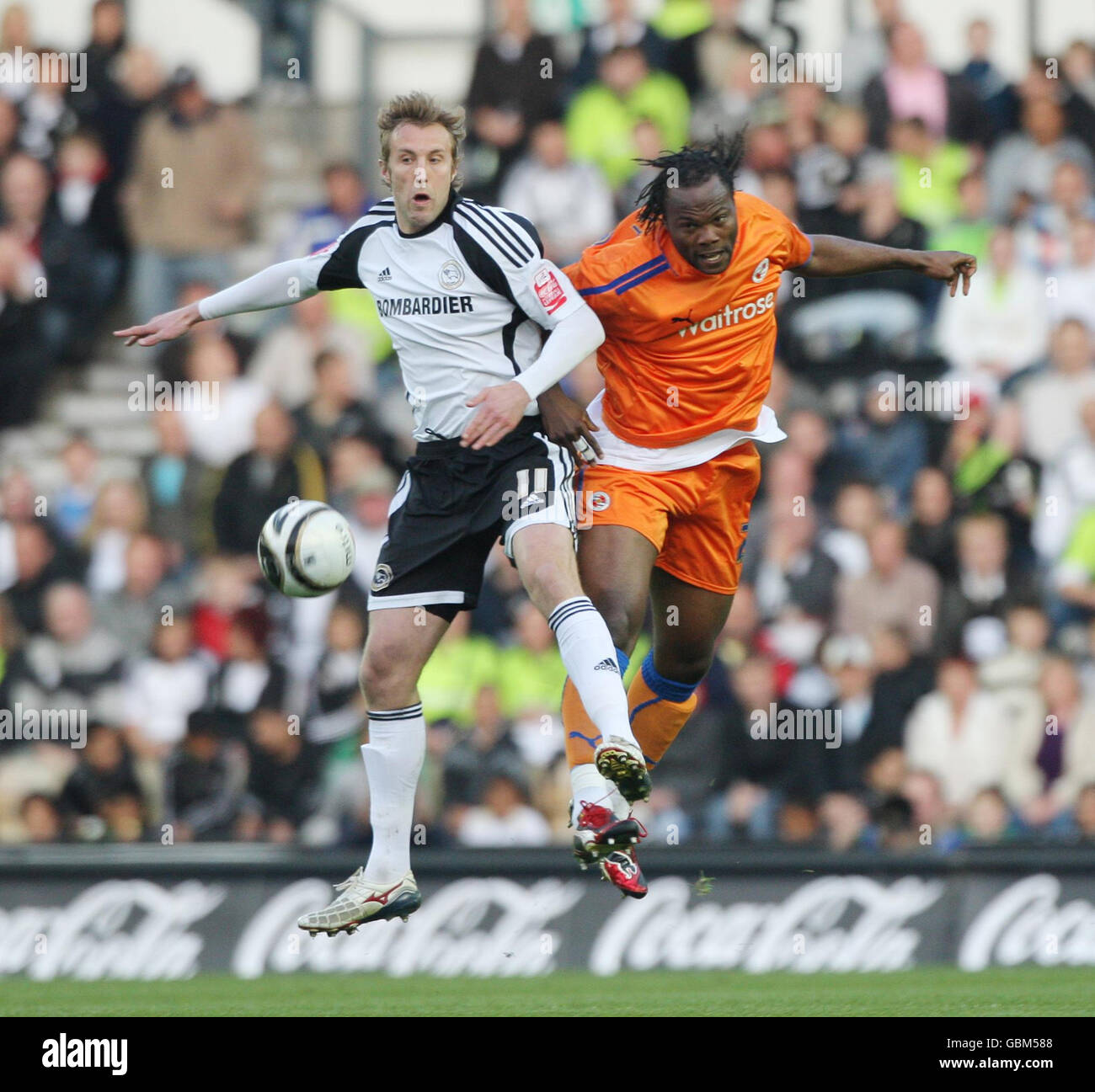 Reading'sAndre Bikey (à droite) bat Rob Hulse (à gauche) du comté de Derby dans une bataille pour le ballon pendant le match de championnat de Coca-Cola à Pride Park, Derby. Banque D'Images