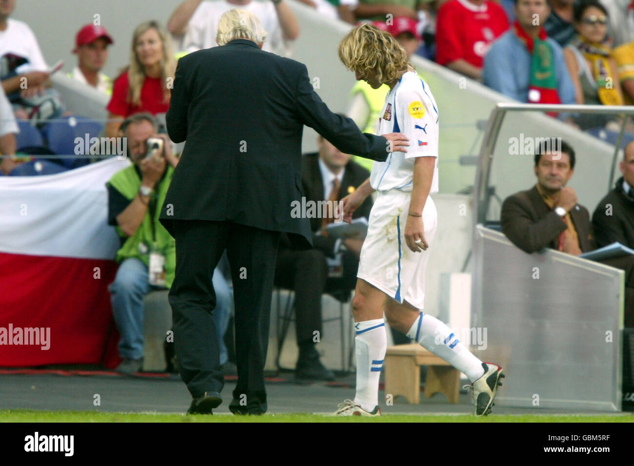 Football - Championnat d'Europe de l'UEFA 2004 - semi finale - Grèce / République Tchèque.Karel Bruckner (l), entraîneur en chef de la République tchèque, console Pavel Nedved après qu'une blessure ait forcé son remplacement Banque D'Images