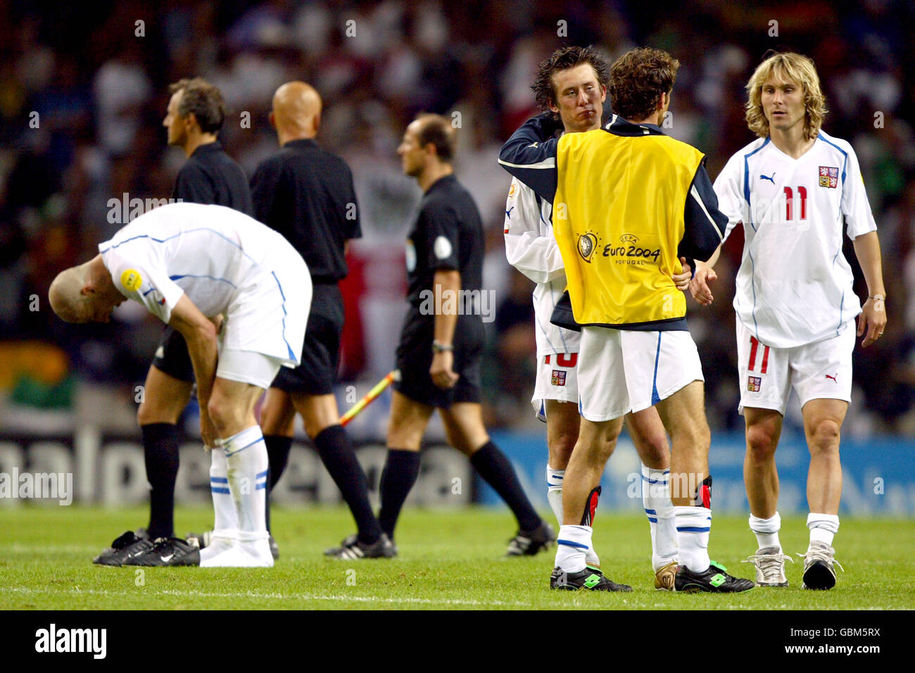 Football - Championnat d'Europe de l'UEFA 2004 - semi finale - Grèce / République Tchèque.Pavel Nedved (r), de la République tchèque, console ses joueurs après leur défaite Banque D'Images
