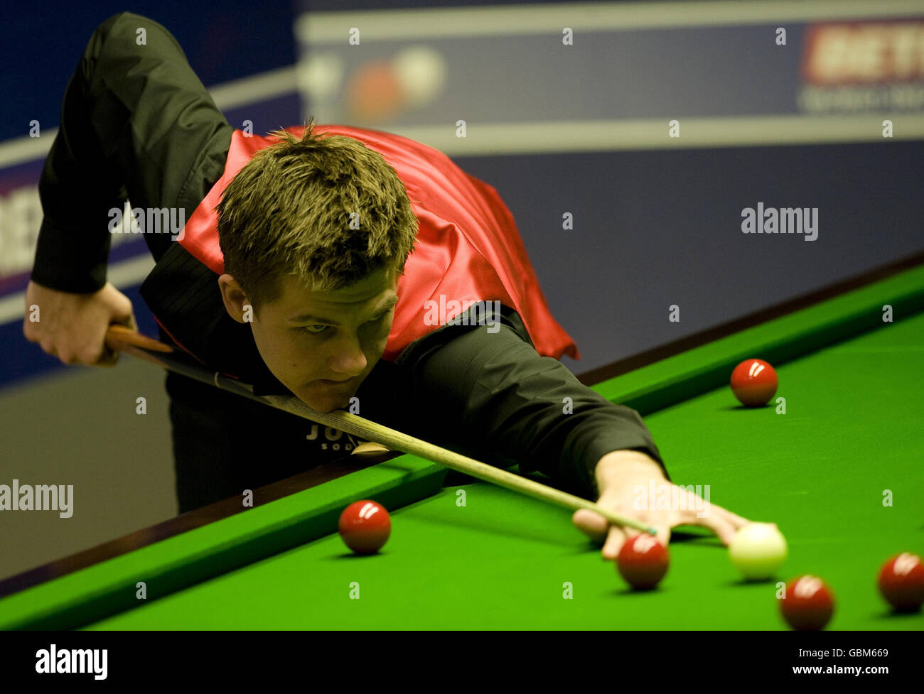 Ryan Day en action contre Stephen Lee lors du Championnat du monde de Snooker Betfred.com au Crucible Theatre, Sheffield. Banque D'Images