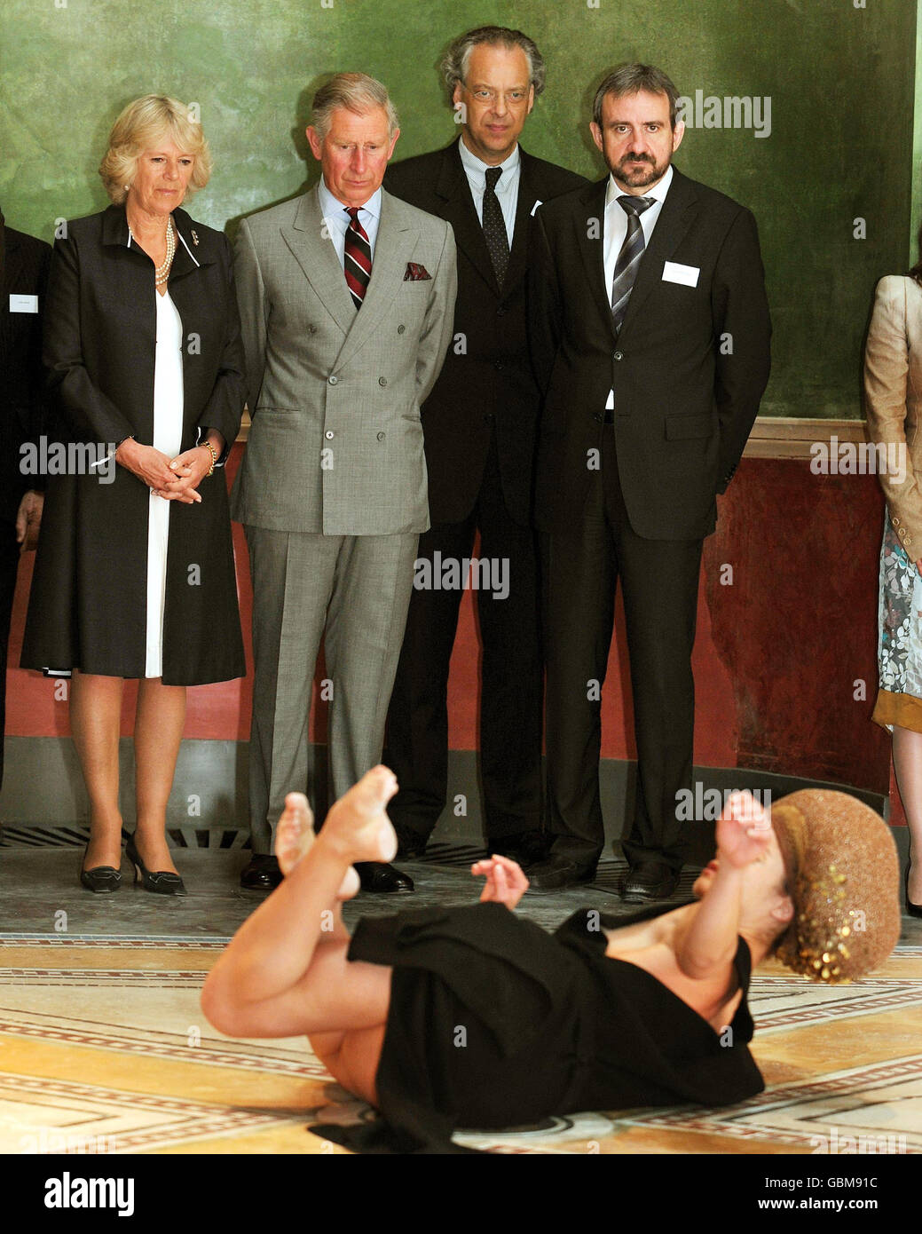 Le Prince de Galles et Camilla, la duchesse de Cornwall, regardent un spectacle de danse contemporaine lors d'une visite du Nouveau Musée à Berlin, en Allemagne. Banque D'Images