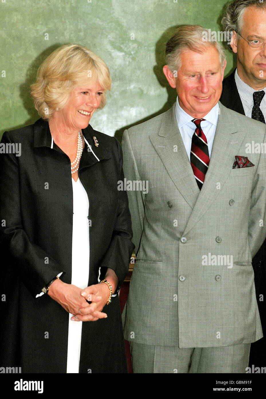 Le Prince de Galles et Camilla, la duchesse de Cornwall, regardent un spectacle de danse contemporaine lors d'une visite du Nouveau Musée à Berlin, en Allemagne. Banque D'Images