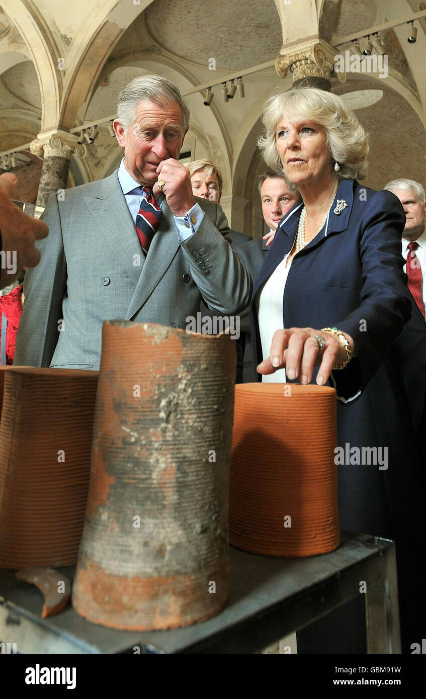 Le prince de Galles et la duchesse de Cornwall regardent d'anciens tubes de toit en argile, qui ont été utilisés pour construire le toit au Nouveau musée dans le centre de Berlin, qui est restauré aujourd'hui après des années de négligence et de dommages. Banque D'Images