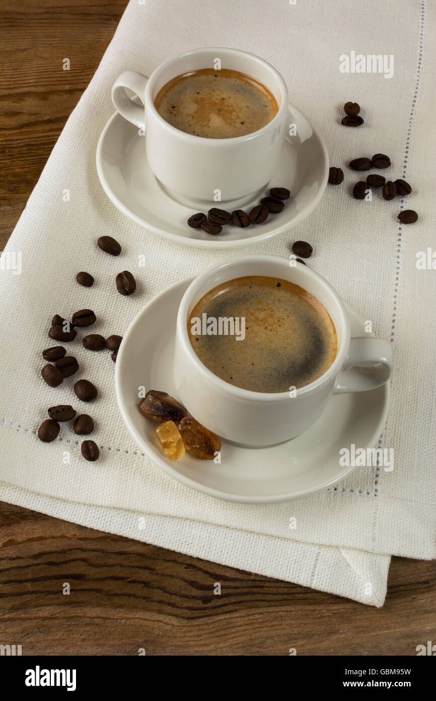 Pause café sur serviette en lin blanc. Tasse à café. Tasse de café. Le café fort. Le café du matin. Pause café. Tasse à café. Banque D'Images