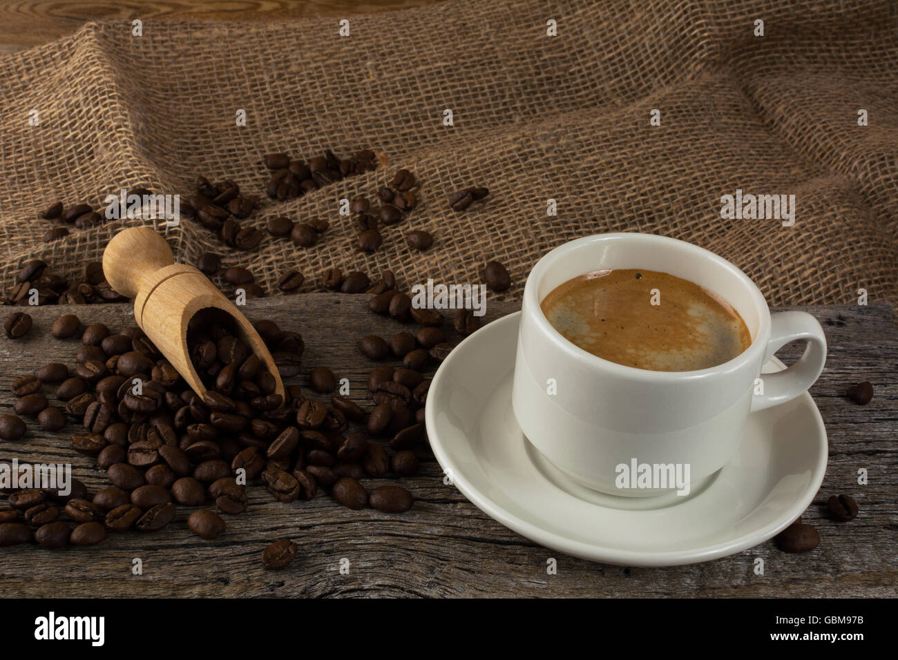 Tasse à café et grains de café. Tasse de café. Le café fort. Le café du matin. Pause café. Tasse à café. Tasse à café. Banque D'Images