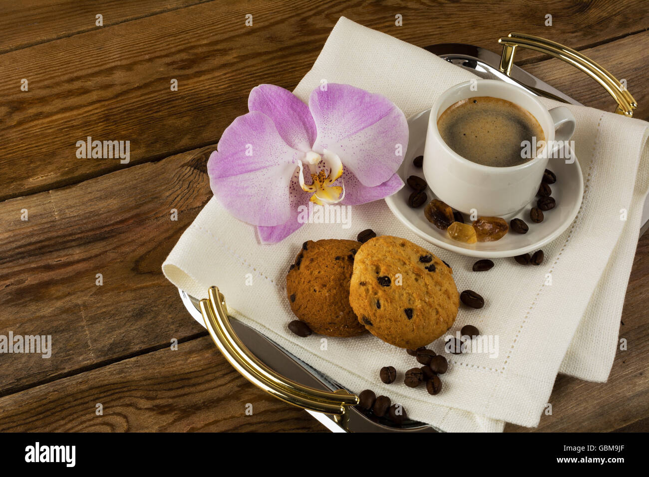 Café romantique servi avec orchidée sur le plateau de service tasse à café. Tasse de café. Le café fort. Tasse à café. Le café du matin. Co Banque D'Images