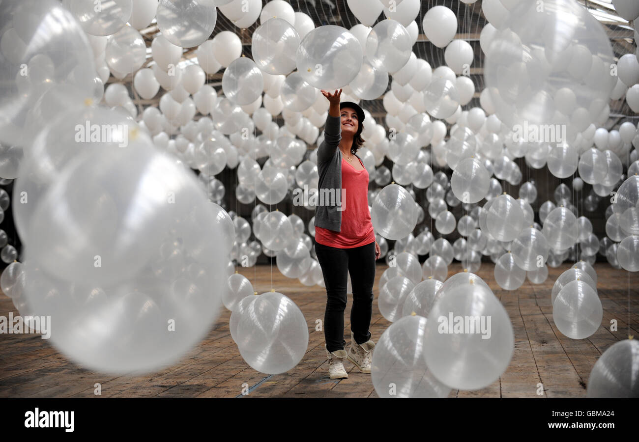 S Cross Central. Les ballons remplissent complètement l'énorme hangar de marchandises de Midland de Victoria. Banque D'Images