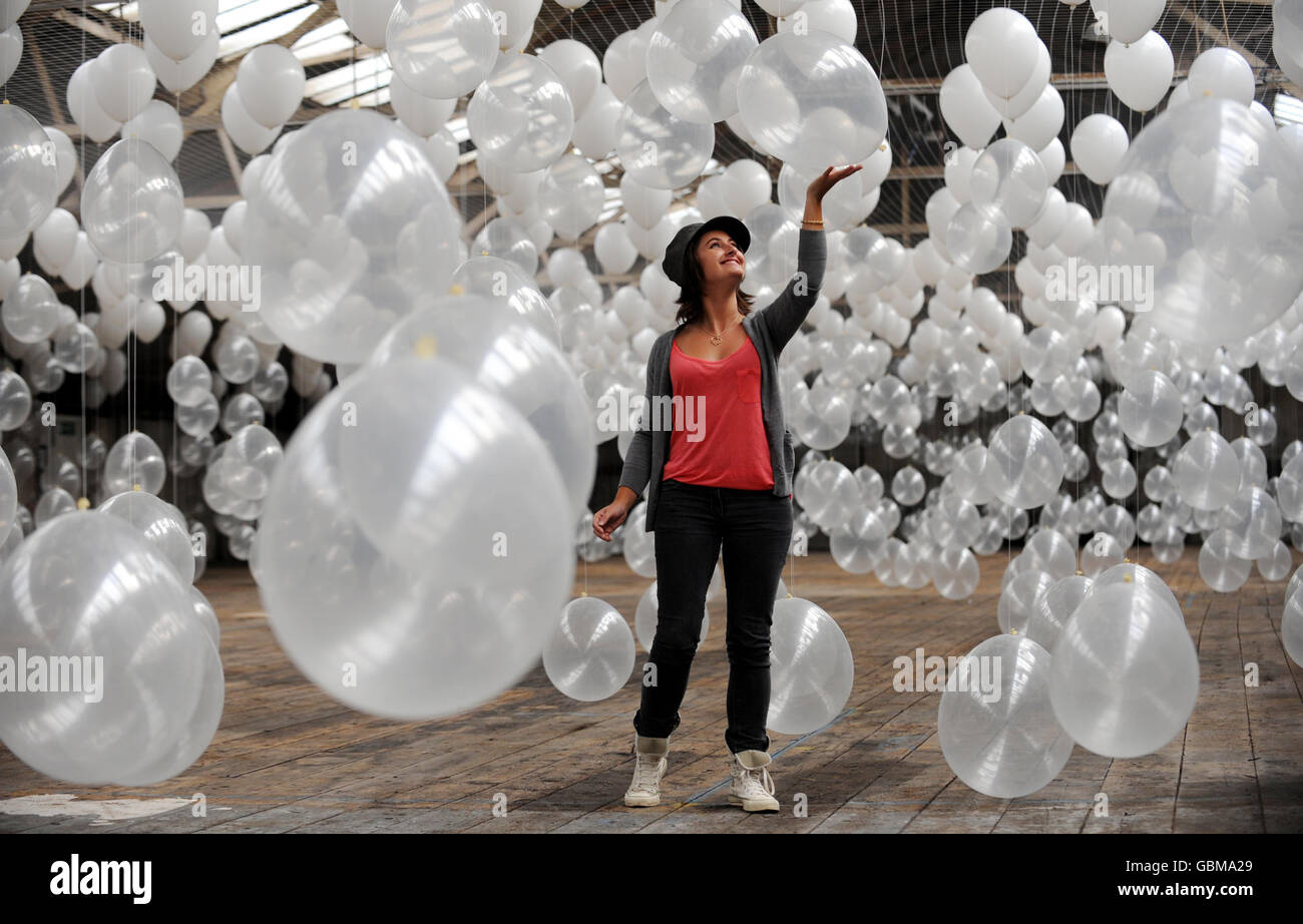 Georgie Mackie avec l'œuvre de William Forsythe, 'Sclamed Crowd', l'installation de ballon Sadler's Wells à King's Cross Central.Les ballons remplissent complètement l'énorme hangar de marchandises de Midland de Victoria. Banque D'Images
