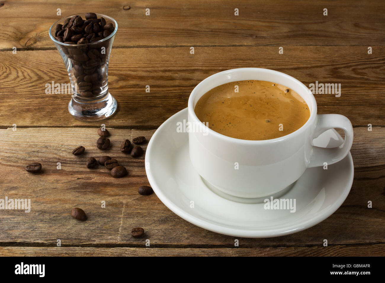 Tasse de café et les grains de café sur fond rustique. Tasse de café. Le café fort. Le café du matin. Pause café. Tasse à café. Coffe Banque D'Images