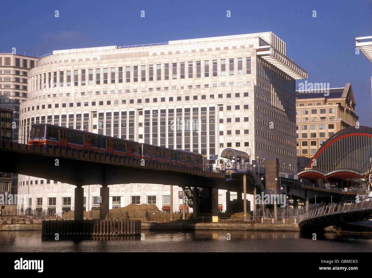 Vue sur le Docklands Light Railway à Canary Wharf, East London, Royaume-Uni Banque D'Images