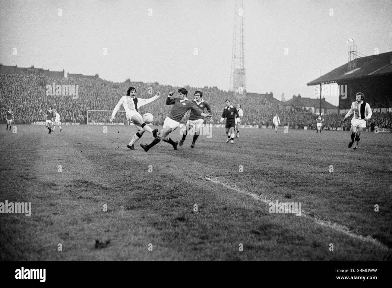 Football - Ligue de football Division 1 - Crystal Palace v Manchester United.Martin Buchan (deuxième l) de Manchester United bloque un cliché de Don Rogers (l) de Crystal Palace Banque D'Images