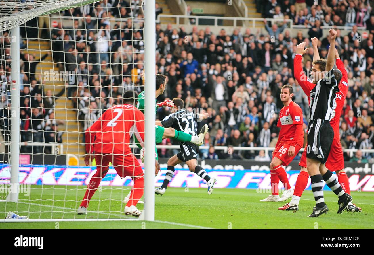 Soccer - Barclays Premier League - Newcastle United / Middlesbrough - St James' Park.Michael Owen (à droite), de Newcastle United, célèbre l'équipe Steven Taylor (au centre) à la tête de l'égaliseur Banque D'Images