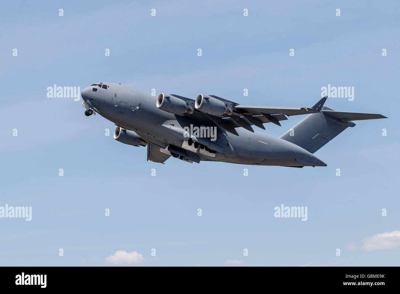 Un C-17 Globemaster III, avion de transport militaire lourd en vol Banque D'Images