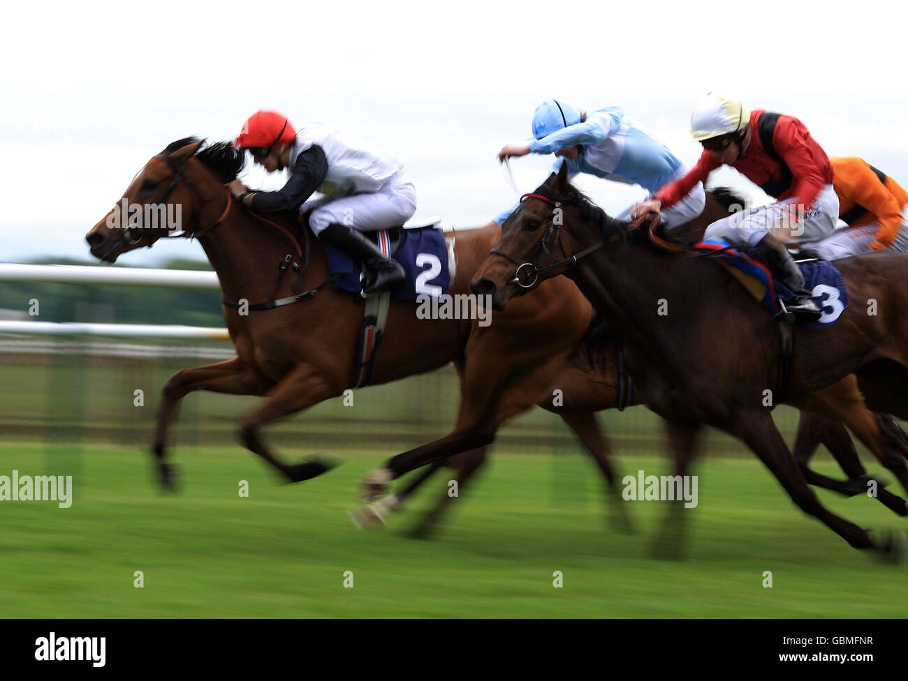 Courses hippiques - BetInternet Day - Hippodrome de Newmarket.Crimson Ribbon, monté par Nicky Mackay, remporte les piquets de Maiden Fillies du Mill Reef Club (Antigua) Banque D'Images