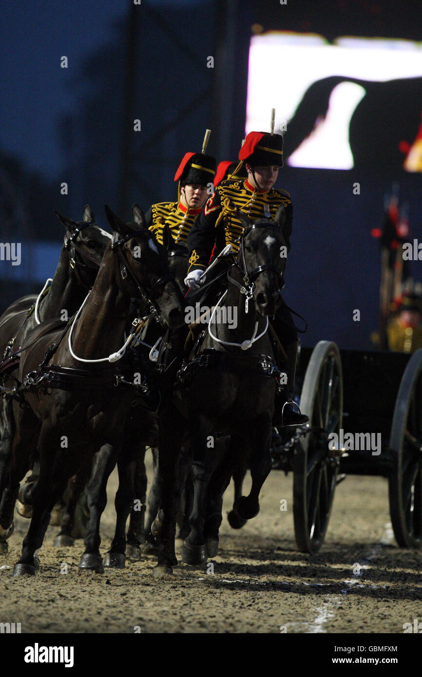 La troupe Kings Royal Horse Artillery se présente au Windsor Castle Royal Tattoo dans le Berkshire. Banque D'Images