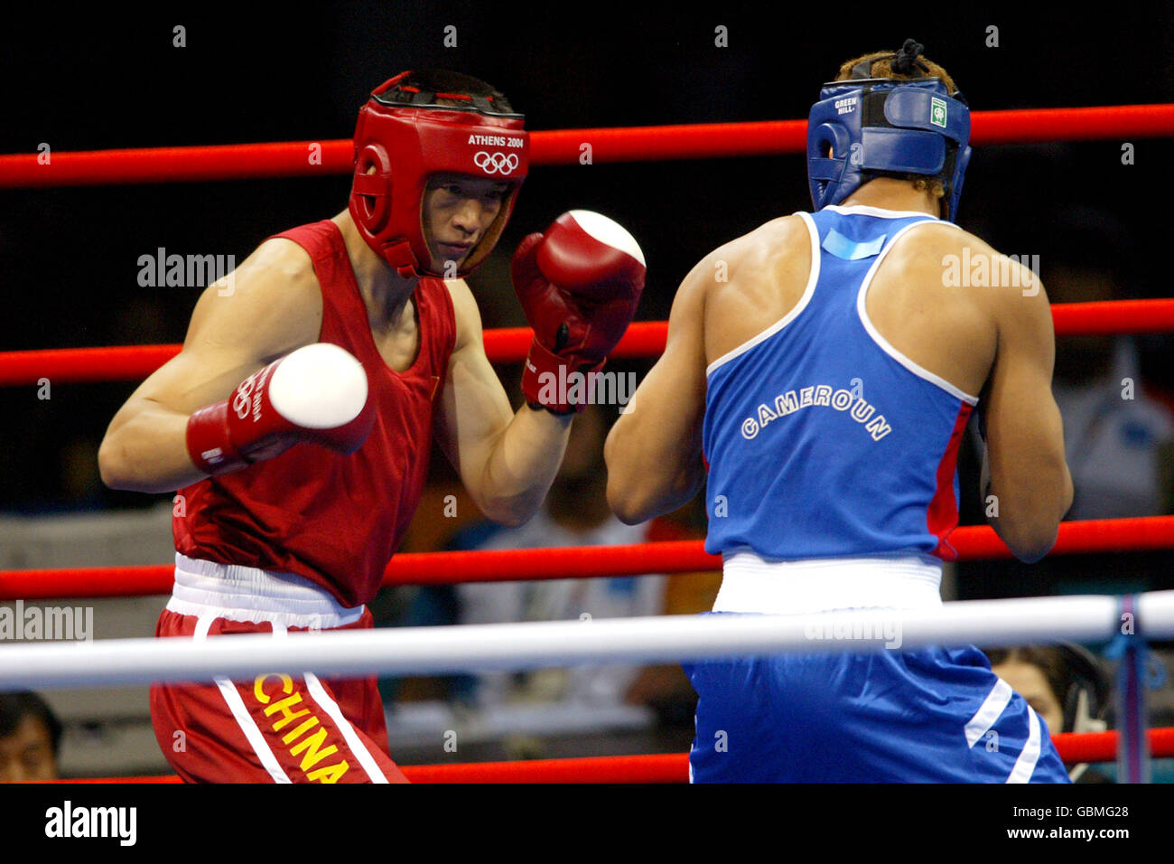 Boxe - Jeux Olympiques d'Athènes 2004 - Heavy léger pour hommes.Yuping Lei (l) de la Chine en route pour battre Pierre Celestin Yana (r) de Camaroon Banque D'Images