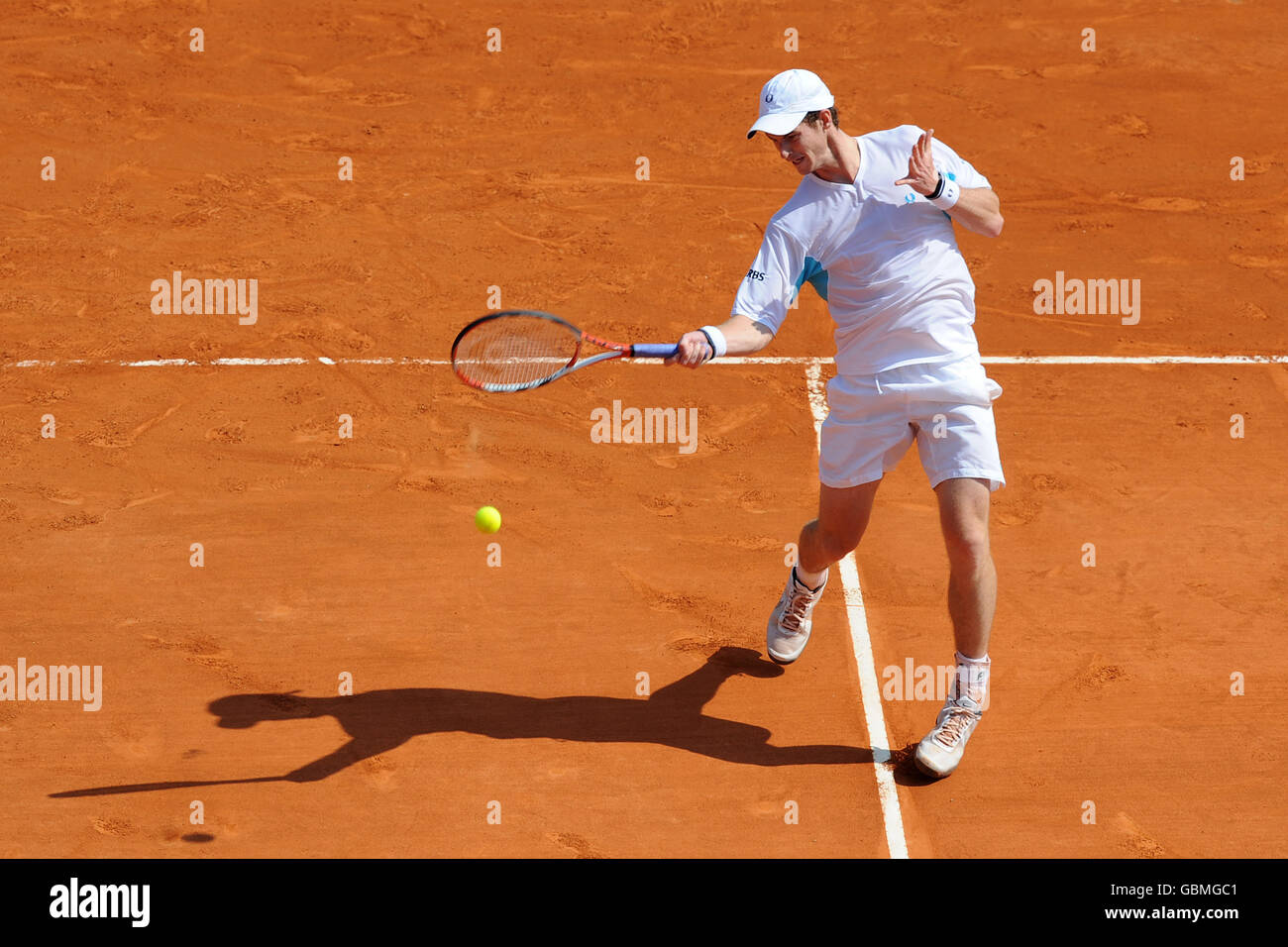 Andy Murray en action pendant son jeu contre Victor Hanescu Dans les maîtres de Monte-Carlo Banque D'Images