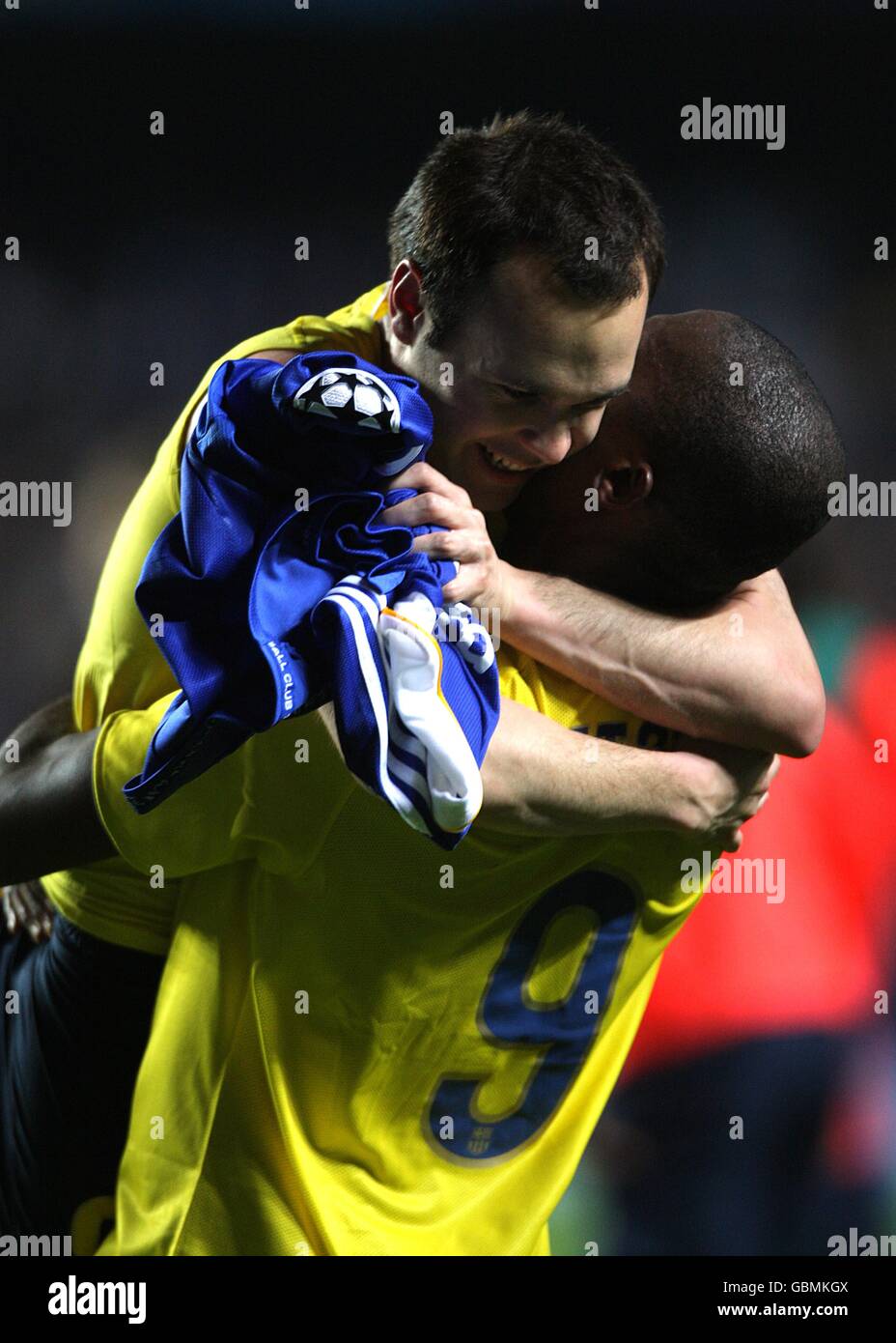 Samuel ETO'o de Barcelone (à droite) et Andres Iniesta embrassent après le sifflet final Banque D'Images