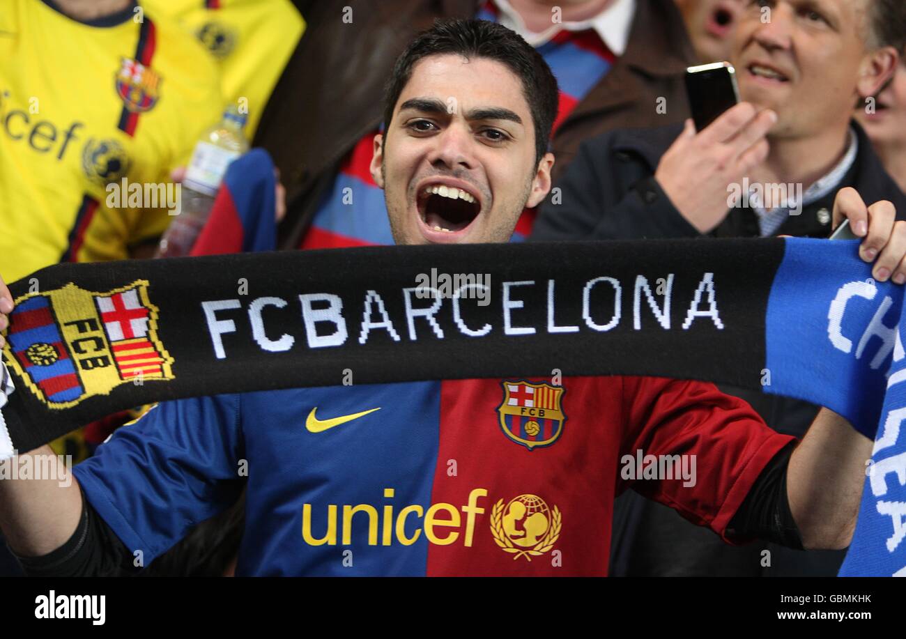 Football - Ligue des champions de l'UEFA - demi-finale - deuxième étape - Chelsea / Barcelone - Stamford Bridge. Un fan de Barcelone montre son soutien dans les tribunes Banque D'Images