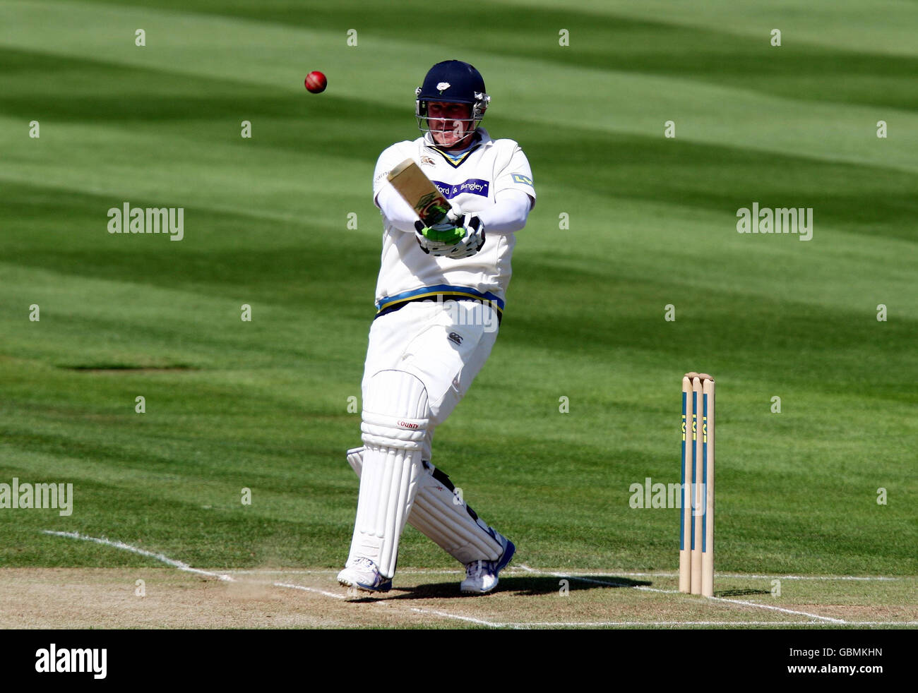 Anthony McGrath, du Yorkshire, a fait une livraison sur le chemin de son siècle lors du match de championnat du comté de Victoria à Liverpool à Edgbaston, Birmingham. Banque D'Images