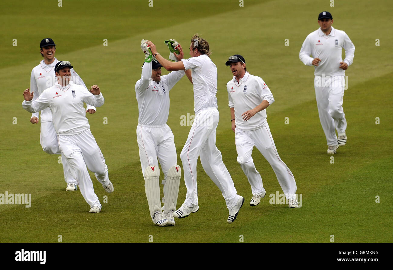 Stuart Broad (au centre), en Angleterre, célèbre la prise du cricket de Chris Gayle lors du premier match de npower Test au Lord's Cricket Ground, Londres. Banque D'Images
