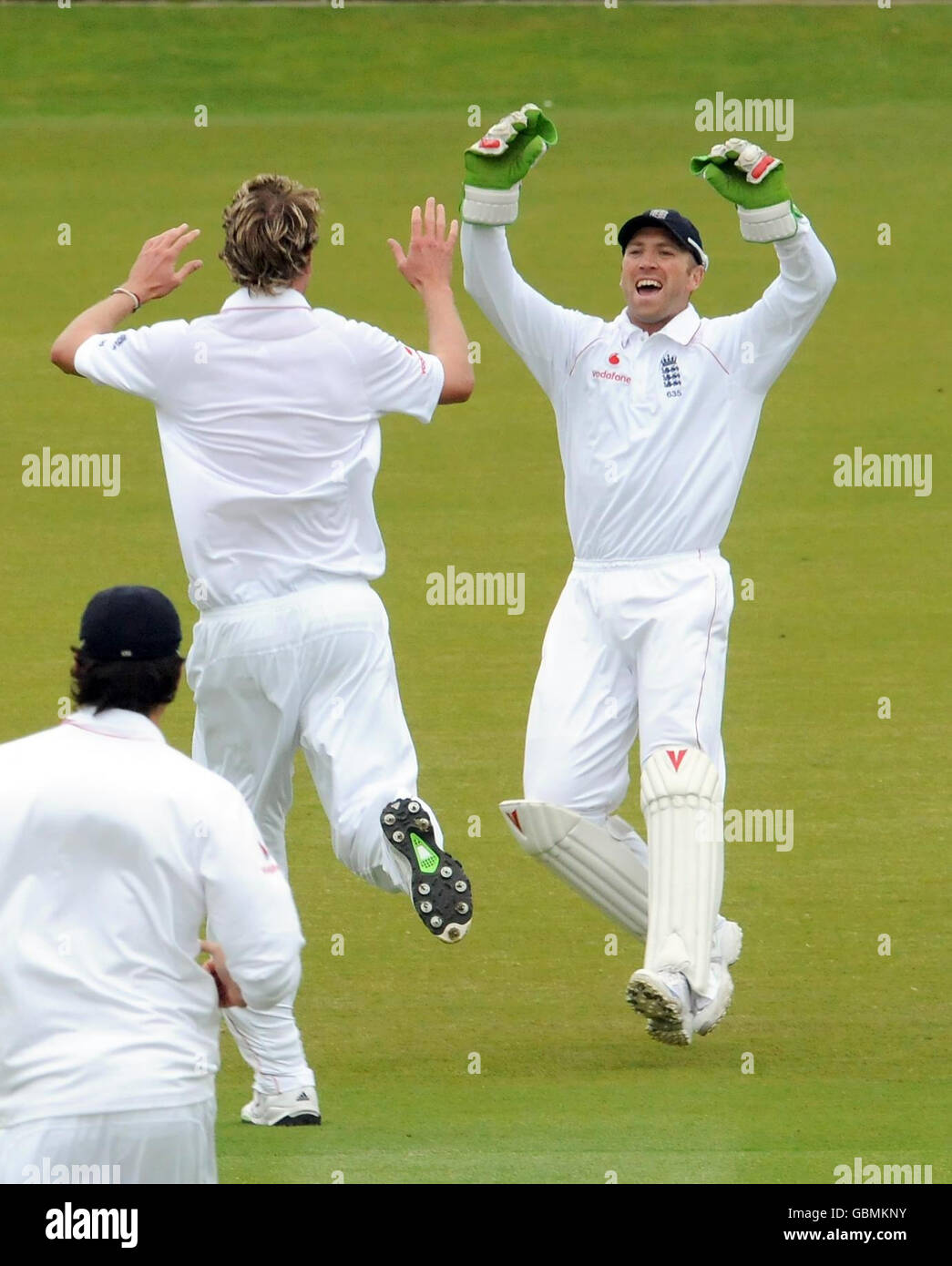 Stuart Broad, en Angleterre, célèbre après que le capitaine des West Indies Chris Gayle ait joué le ballon sur ses souches lors du premier match du test de npower au terrain de cricket de Lord's, à Londres. Banque D'Images