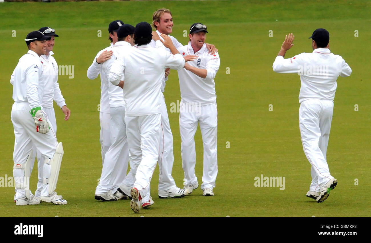 Stuart Broad, en Angleterre, célèbre après que le capitaine des West Indies Chris Gayle ait joué le ballon sur ses souches lors du premier match du test de npower au terrain de cricket de Lord's, à Londres. Banque D'Images
