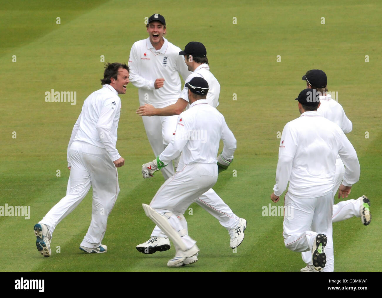 Graeme Swann d'Angleterre célèbre après avoir pris le cricket de Shivnarine Chanderpaul pour un canard d'or lors du premier match de npower Test au terrain de cricket de Lor, Londres. Banque D'Images