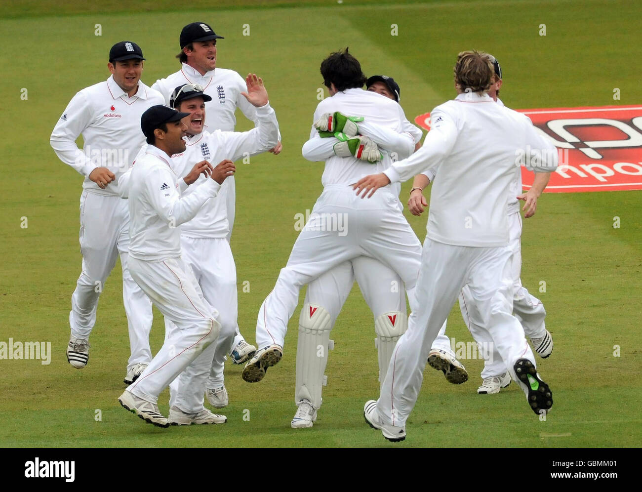 Graham Onions, d'Angleterre, célèbre la prise de la cricket de Lendl Simmons, prise par Andrew Strauss en 16 lors du premier match de npower Test au terrain de cricket de Lord, à Londres. Banque D'Images