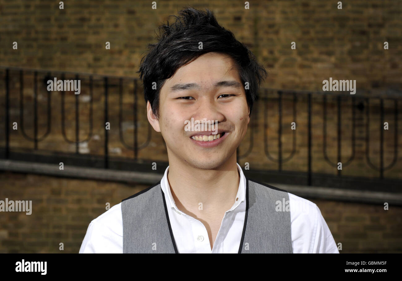 Steven Cheung, 19 ans, en dehors de la radio SW1 à Pimlico, Londres, après avoir annoncé sa candidature pour les prochaines élections européennes en tant que candidat indépendant au Parlement européen pour Londres. Banque D'Images