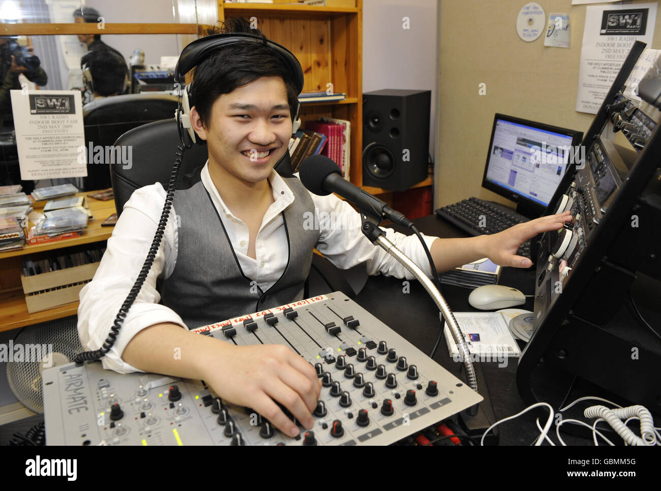Steven Cheung, 19 ans, dans le studio de radio SW1 où il DJ, après avoir annoncé sa candidature pour les prochaines élections européennes en tant que candidat indépendant au Parlement européen pour Londres. Banque D'Images