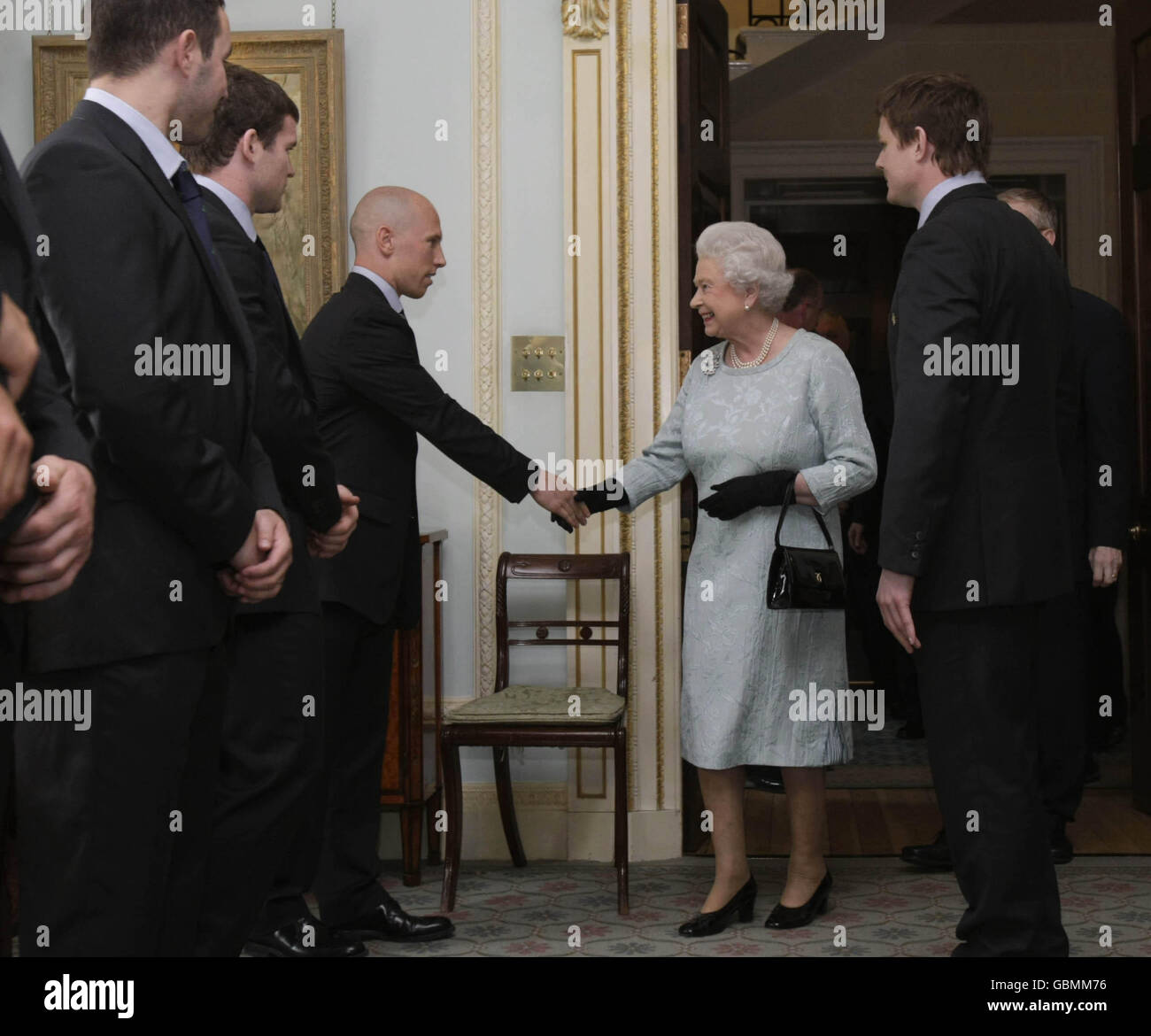 La reine Elizabeth II rencontre Peter Stringer, membre de l'équipe irlandaise de rugby à XV des 6 nations au château de Hillsborough, le deuxième jour de sa visite en Irlande du Nord. Banque D'Images