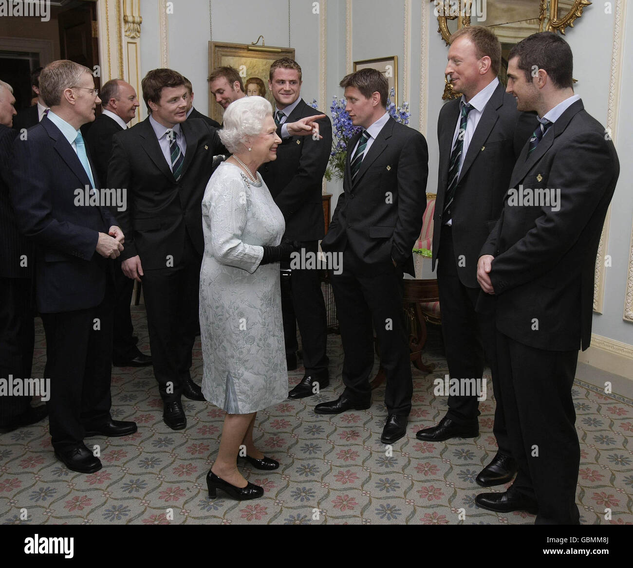 La reine Elizabeth II rencontre des membres de l'équipe irlandaise de rugby à XV 6 Nations du Grand Chelem au château de Hillsborough le deuxième jour de sa visite en Irlande du Nord. Banque D'Images