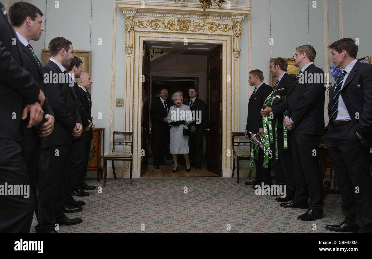La reine Elizabeth II rencontre des membres de l'équipe irlandaise de rugby à XV 6 Nations du Grand Chelem au château de Hillsborough le deuxième jour de sa visite en Irlande du Nord. Banque D'Images