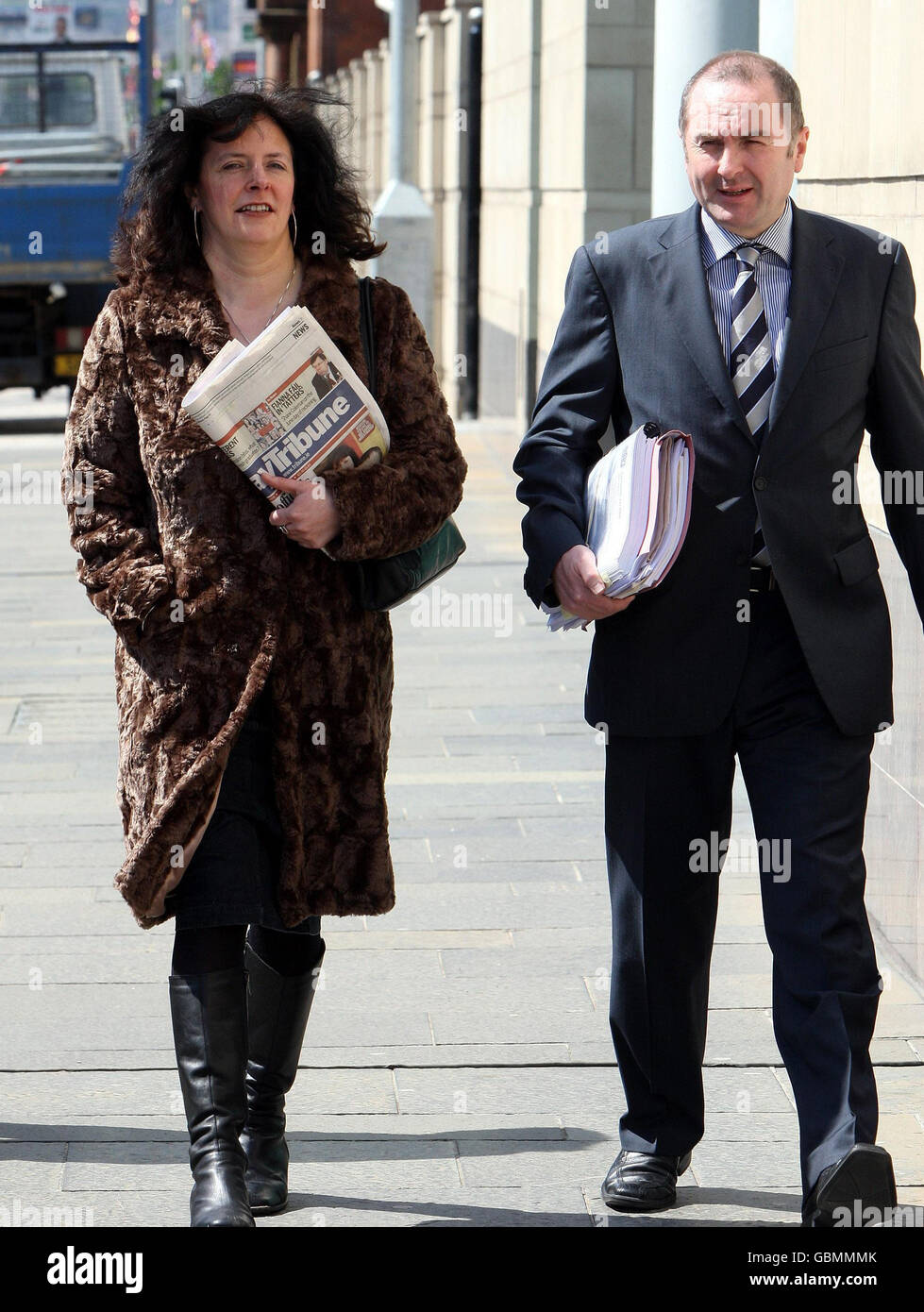 Suzanne Breen (à gauche), rédactrice en chef du Sunday Tribune publié à Dublin, qui refuse de renoncer aux documents liés à deux articles qu'elle a écrits sur le groupe républicain dissident The Real IRA, avec son avocat Joe Rice, devant le tribunal de Belfast Laganside. Banque D'Images