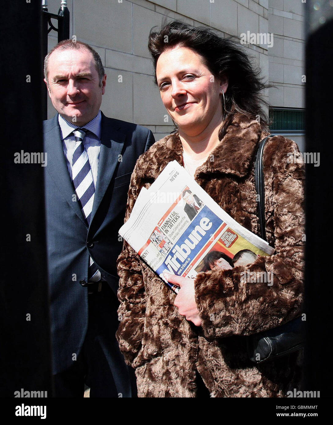 Suzanne Breen (à droite), rédactrice en chef du Sunday Tribune publié à Dublin, qui refuse de renoncer aux documents liés à deux articles qu'elle a écrits sur le groupe républicain dissident The Real IRA, avec son avocat Joe Rice, devant le tribunal de Belfast Laganside. Banque D'Images