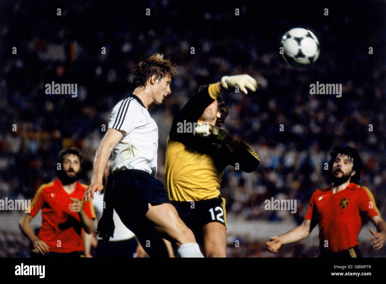 Le gardien de but belge Jean-Marie Pfaff (c, r) éloigne le ballon de Karl-Heinz Forster (c, l) Banque D'Images
