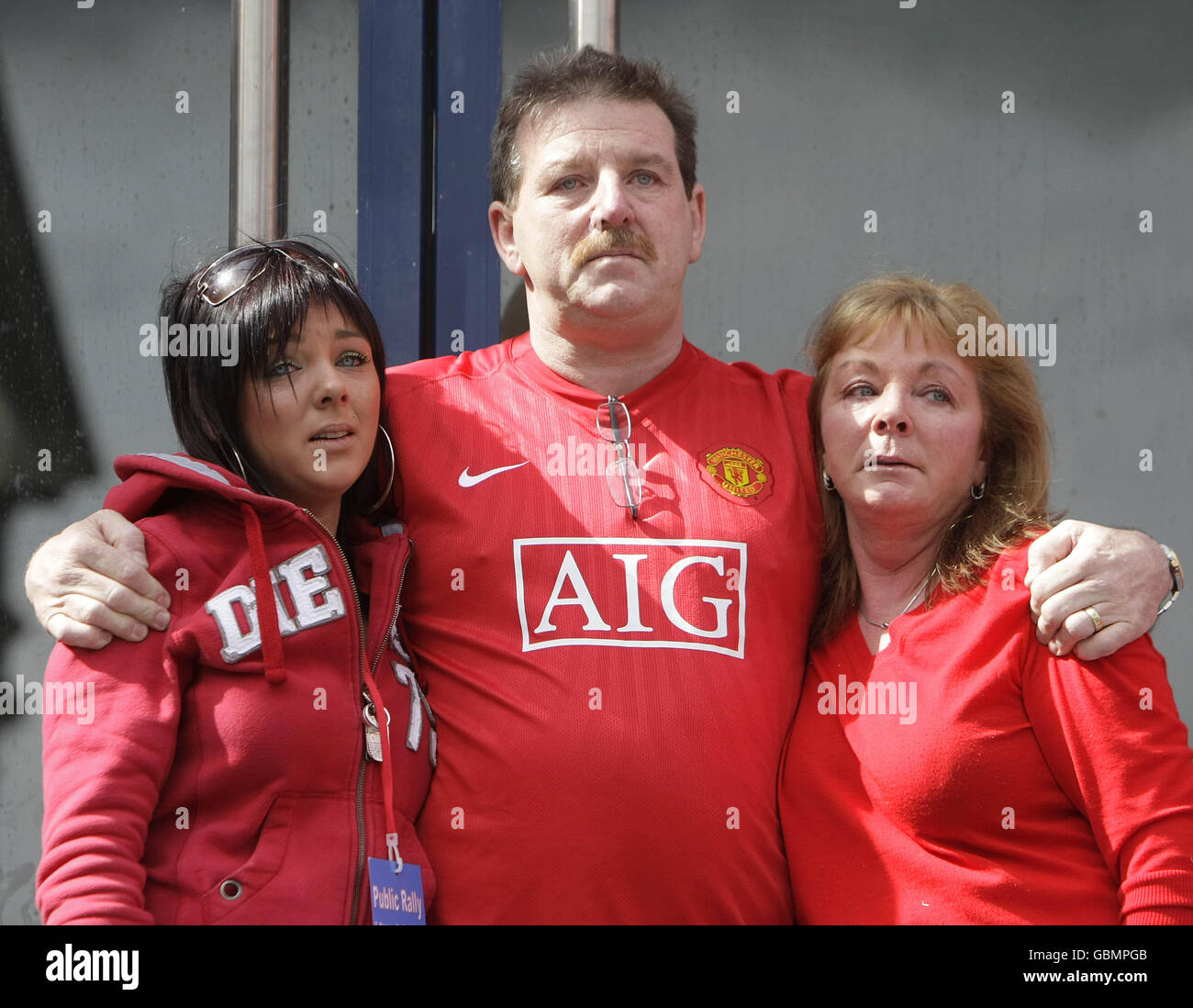 Steve et Carmel Collins, parents de Roy Collins, homme d'affaires de Limerick assassiné, et de sa sœur, Leanne, lors d'une manifestation de masse à Limerick contre la violence des gangland dans la ville. Banque D'Images