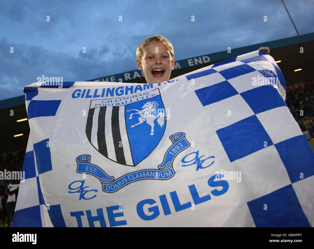 Un jeune fan célèbre la victoire de Gillingham après le match de deuxième jambe de la Ligue de football Coca-Cola 2, Play Off semi final au KRBS Priestfield Stadium, à Gillingham. Banque D'Images