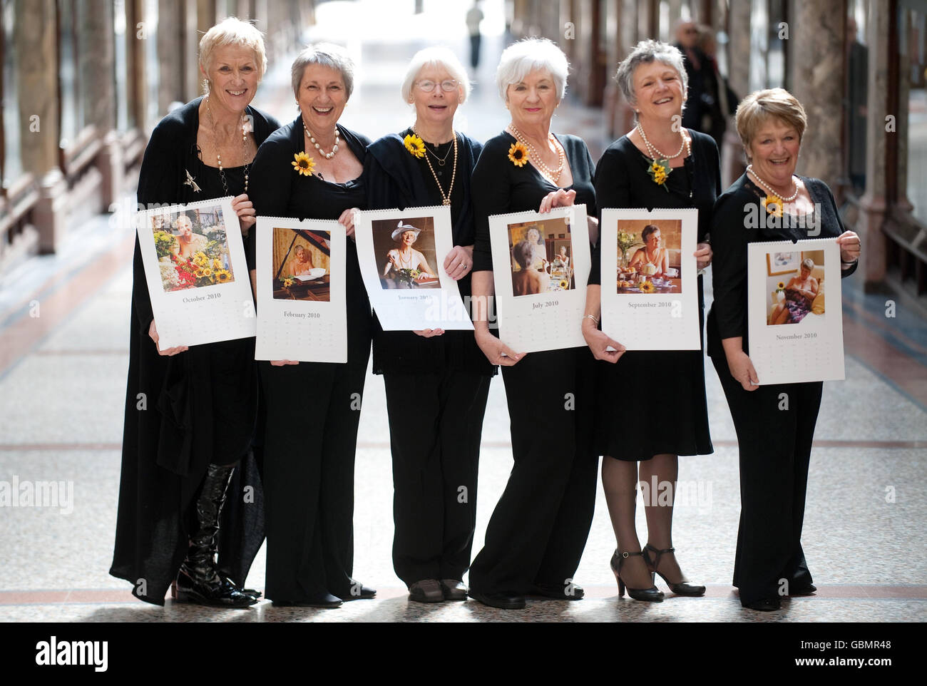 Les filles du calendrier (de gauche à droite) Tricia Stewart, Angela Baker, Beryl Bamforth, Lynda Logan, Chris Clancy et Ros Fawcett lors du lancement de leur dernier calendrier à Harvey Nichols à Leeds. Banque D'Images