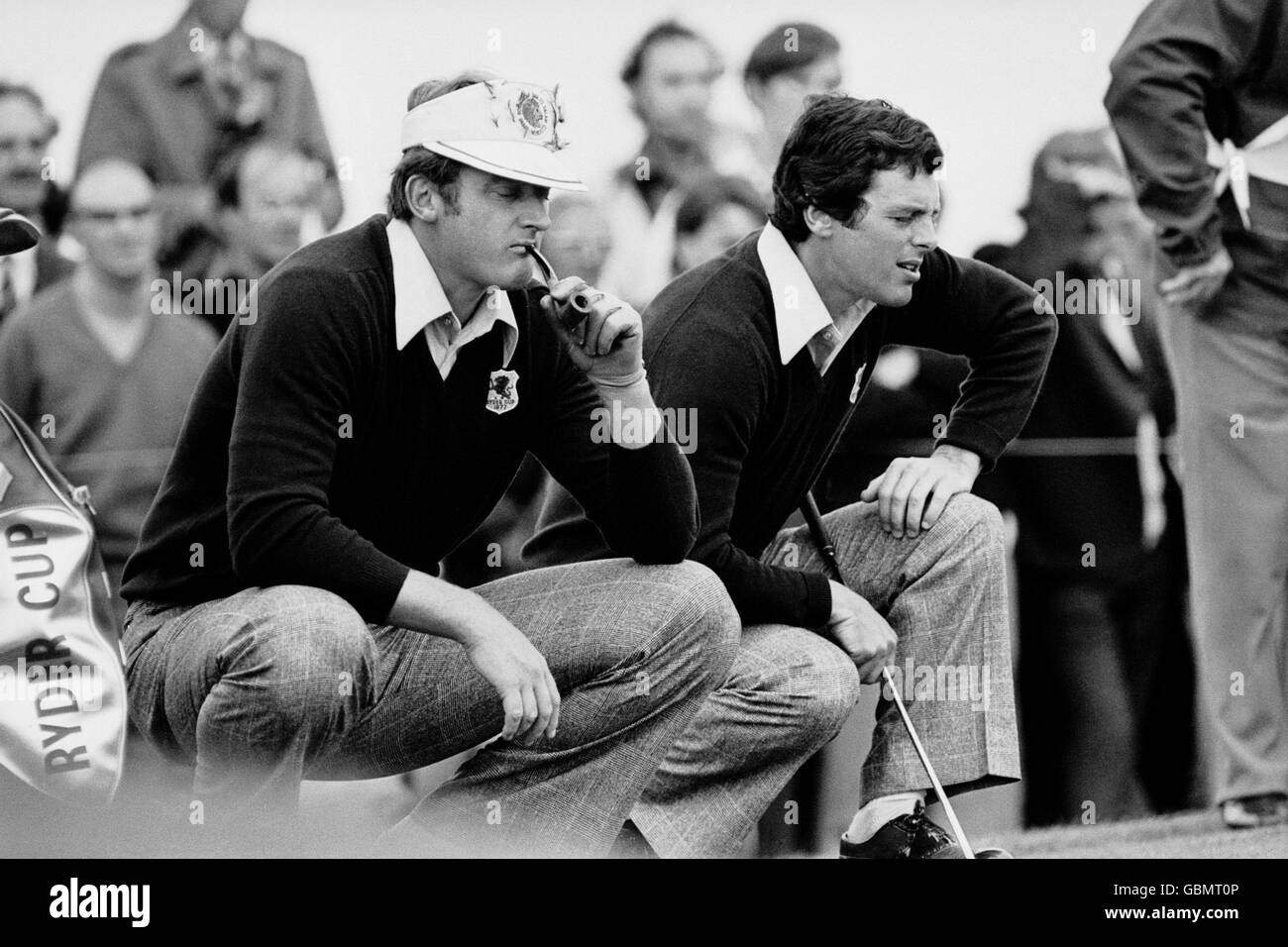 (G-D) Brian Barnes et Bernard gallacher de la Grande-Bretagne et de l'Irlande Je ne peux pas supporter le coup car l'équipe des États-Unis en remportera un autre point Banque D'Images