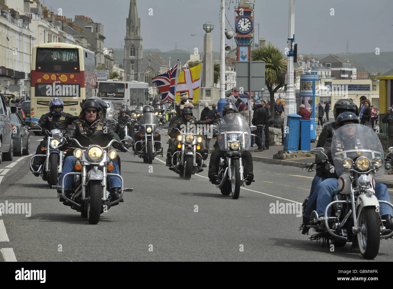 Les membres du Harley Davidson Owner Group passent chaque année en vélo le long du front de mer à Weymouth, Dorset. Banque D'Images
