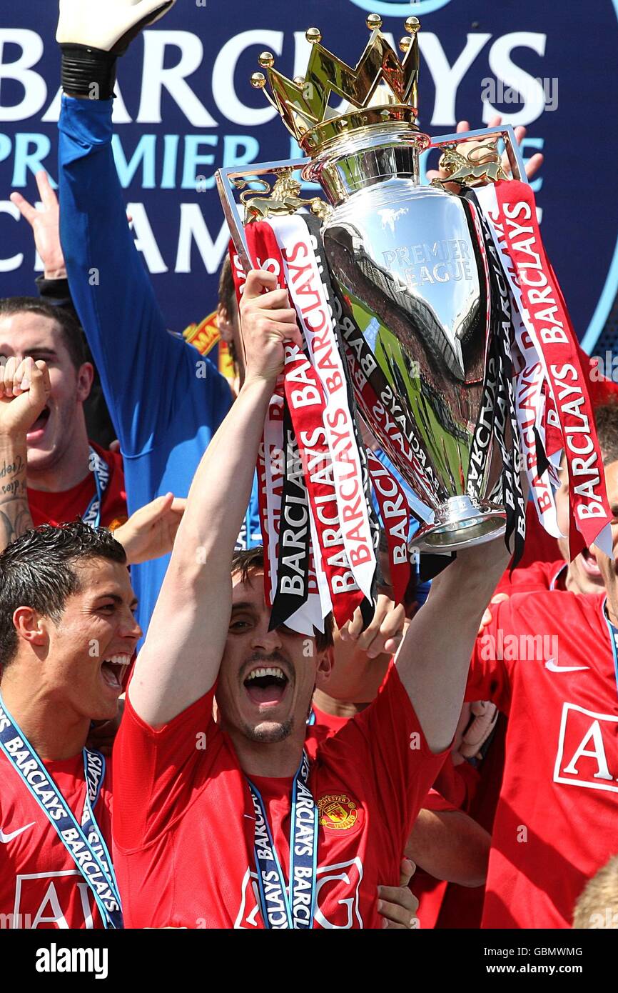 Football - Barclays Premier League - Manchester United / Arsenal - Old Trafford.Gary Neville de Manchester United lève le trophée Barclays Premier League Banque D'Images
