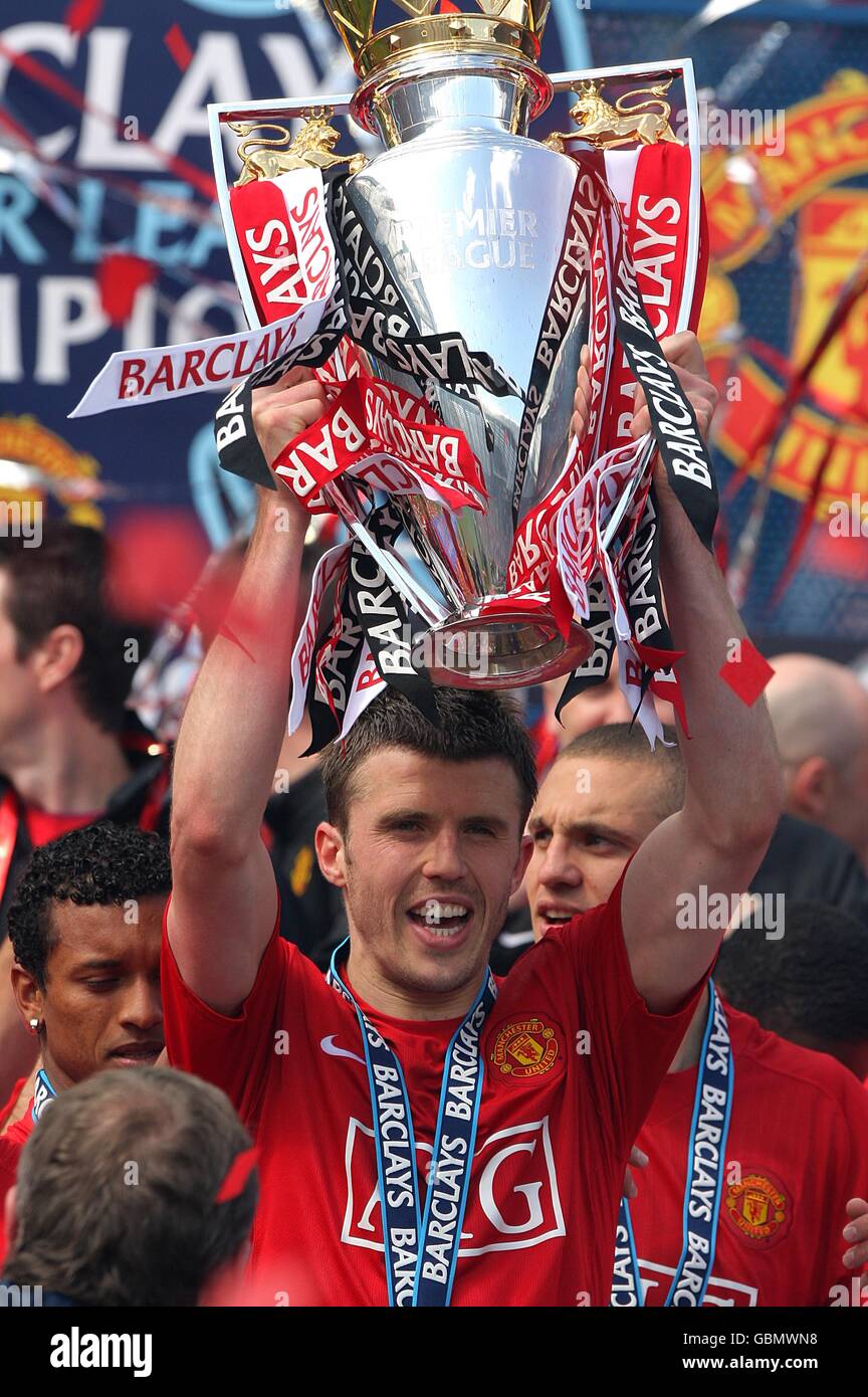 Football - Barclays Premier League - Manchester United / Arsenal - Old Trafford.Michael Carrick de Manchester United lève le trophée de la Barclays Premier League Banque D'Images