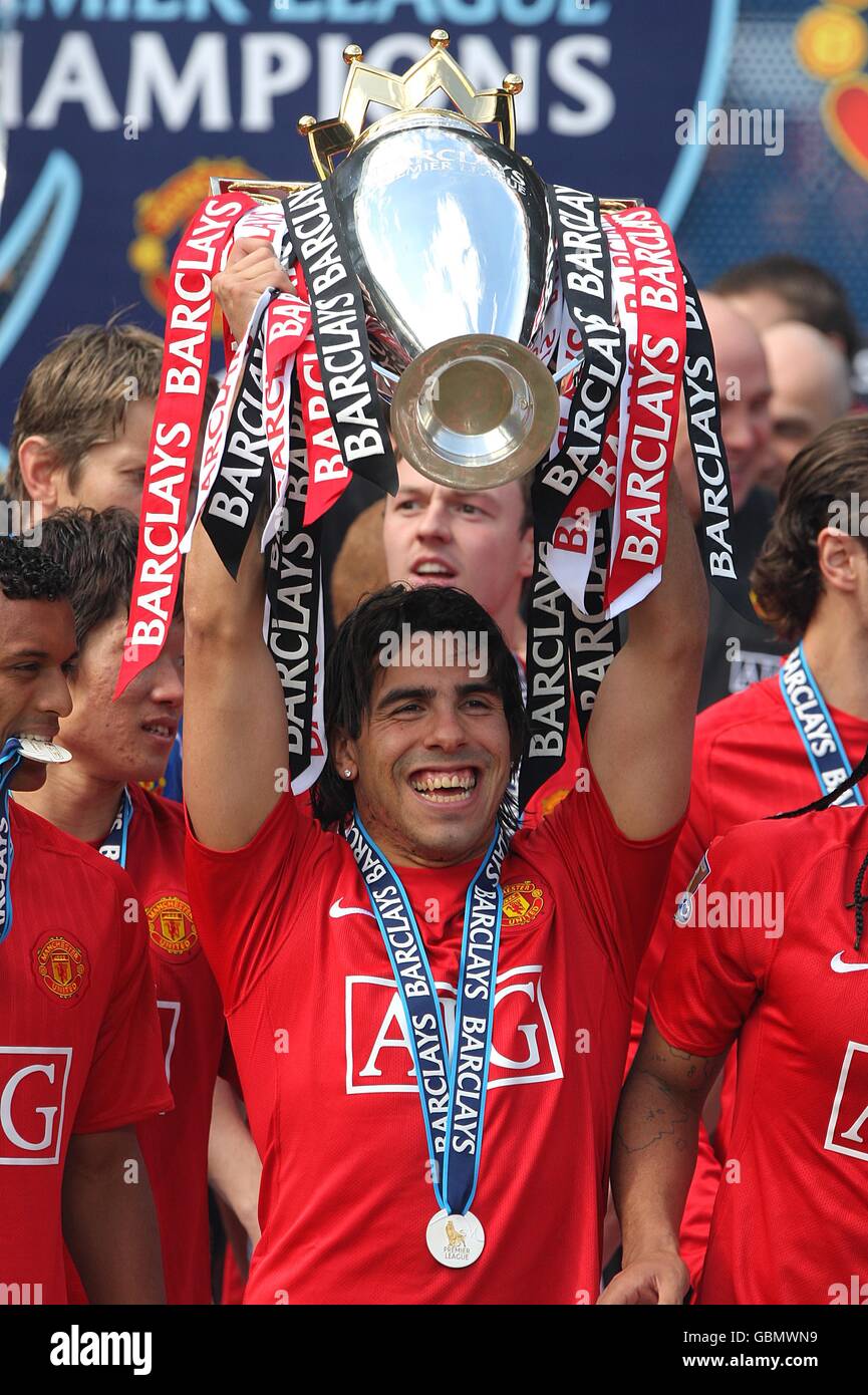 Carlos Tevez de Manchester United lève le trophée de la Barclays Premier League Banque D'Images
