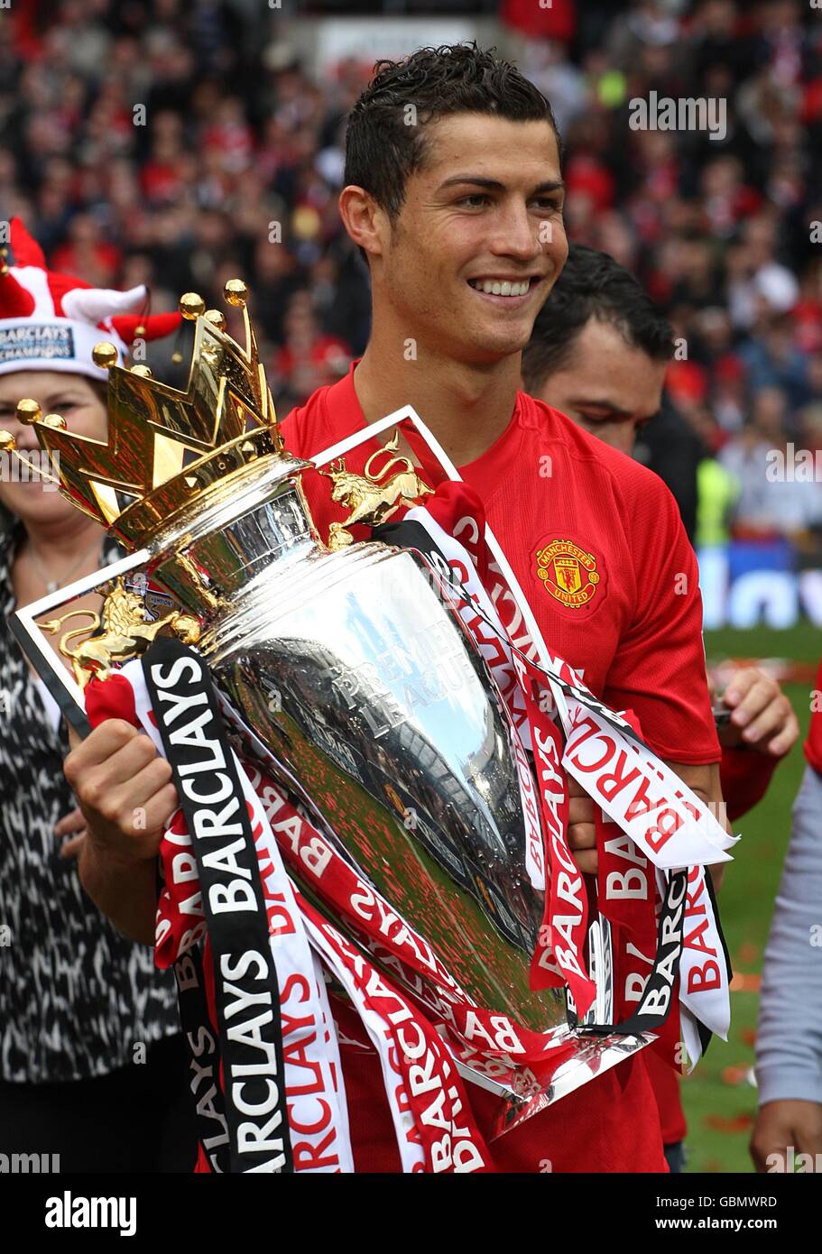 Football - Barclays Premier League - Manchester United / Arsenal - Old Trafford.Cristiano Ronaldo de Manchester United lève le trophée Barclays Premier League Banque D'Images