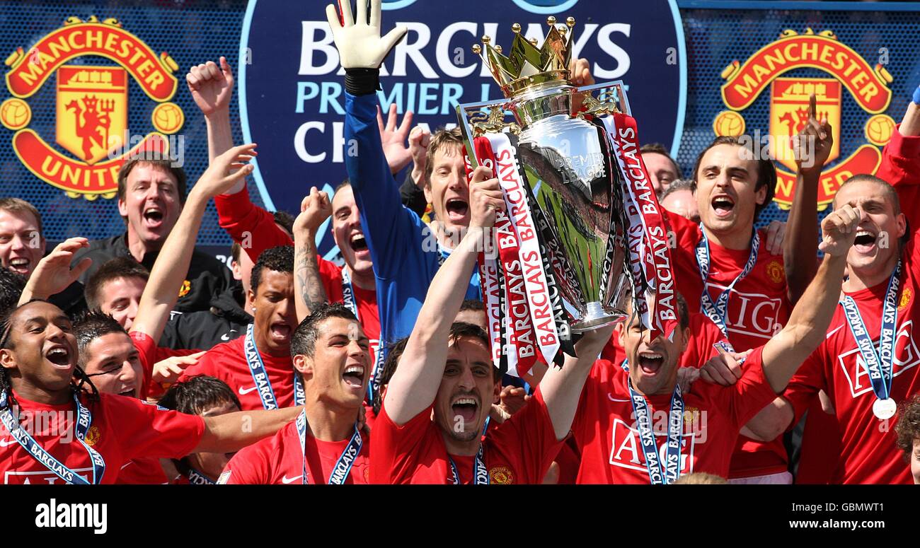 Gary Neville (au centre) de Manchester United lève la Barclays Premier League trophée Banque D'Images