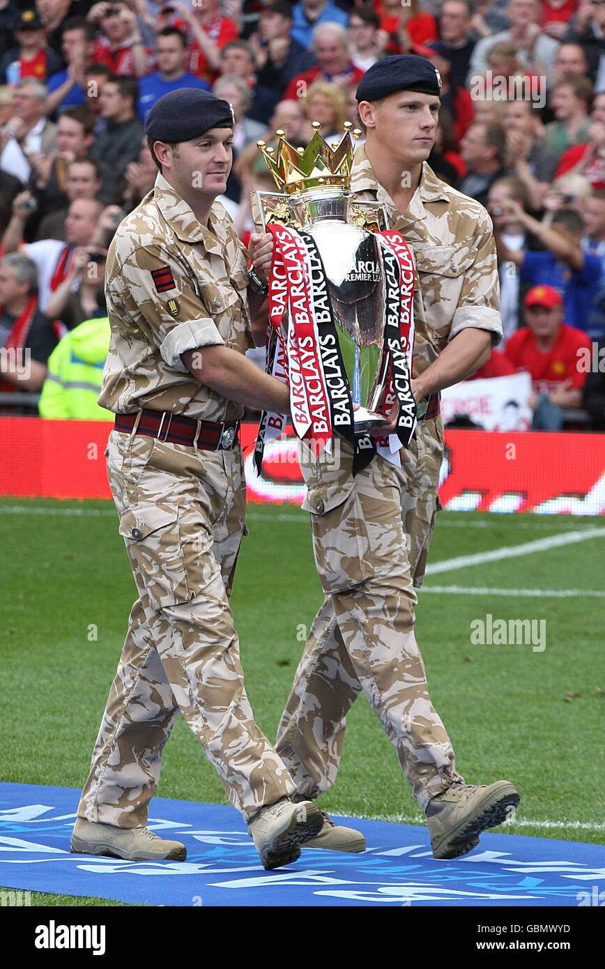 Les membres de l'armée apportent le trophée de la Barclays Premier League sur le terrain Banque D'Images